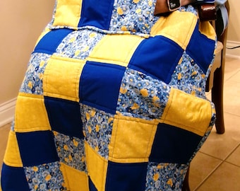 Trapunta per sedia a rotelle foderata in pile con tasca, blu, gialla, floreale, 79 x 102 cm.