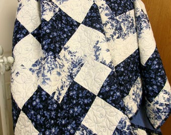 Trapunta matrimoniale, fantasia floreale blu e avorio, 102 x 110 pollici.