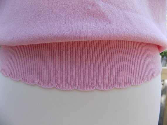 Vintage 40's 50's Pink V-neck Pointelle Scalloppe… - image 7