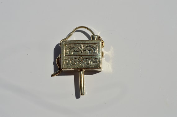 music box charm, antique 14k music box charm, Gol… - image 2