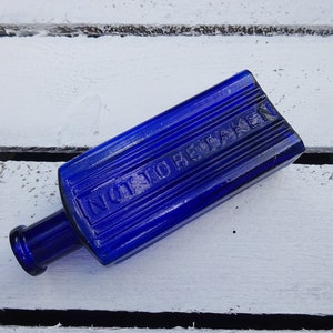 Antike kobaltblaue Glasgiftflasche, rechteckige 3-Unzen-Not To Be Taken-Flasche. 3 oz Apothekerflasche aus der Viktorianischen oder Edwardianischen Epoche