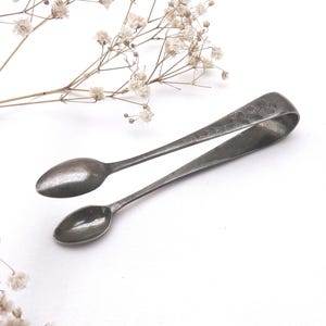 Antique silver plated sugar tongs by Daniel and Arter, Birmingham. Engraved sugar nips D & A, Victorian serving cutlery, dining, kitchenalia