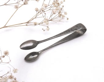 Pinzas para azúcar antiguas bañadas en plata de Daniel y Arter, Birmingham. Pinzas para azúcar grabadas D & A, cubiertos victorianos para servir, para comedor y cocina.