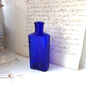 Antike kobaltblaue Glasgiftflasche, rechteckige 2-Unzen-Not To Be Taken-Flasche. 2 oz Apothekerflasche aus der Viktorianischen oder Edwardianischen Epoche