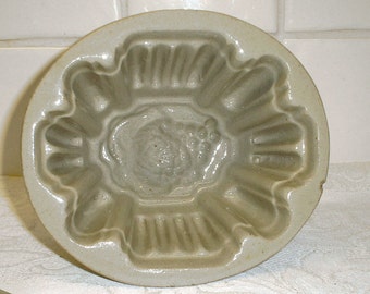 Vintage jelly mould, earthenware mould. 3/4 pint. Bunch of grapes design. Pottery mold. Kitchenalia, antique jelly mould, blancmange mold