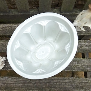 Victorian jelly mould, Art Nouveau flower pattern. Huge oval ironstone jelly mold. Large white pottery 3.5 pint blancmange mold. Kitchenalia