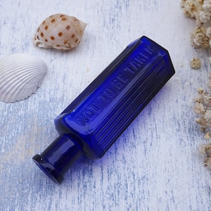 Antike sechseckige Kobalt-Giftflasche, 2 Unze, gerippte zwei Seiten. Prägung 2 auf Rücken und Basis. Viktorianische 2 oz Giftflasche