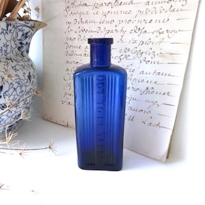 Antike Kobaltglas-Giftflasche, rechteckige 3-Unzen-Not To Be Taken-Flasche. 3 oz geriffelte Apothekerflasche aus der Viktorianischen oder Edwardianischen Epoche