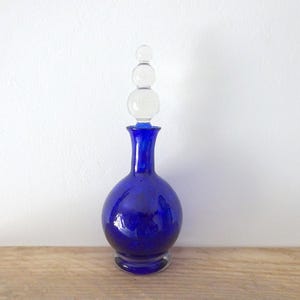Vintage Kobaltblaue Glas Parfümflasche mit einem klaren Glasstopfen. Möglicherweise italienische Murano Glas Duftflasche, Hochzeitsgeschenk, Schlafzimmerdekor