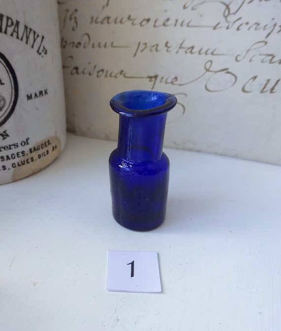 昭和レトロな小瓶5本セット　アンティーク瓶　青瓶　コバルトブルー 昭和レトロな小瓶5本セット アンティーク瓶 青瓶 コバルトブルー
