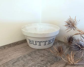 Mantequera de loza eduardiana, objeto de colección de utensilios de cocina.