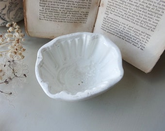moule à gelée vintage en pierre de fer, petit moule individuel, conception de grappe de raisin et côtés cannelés, moule à pudding en poterie blanche miniature de 1929