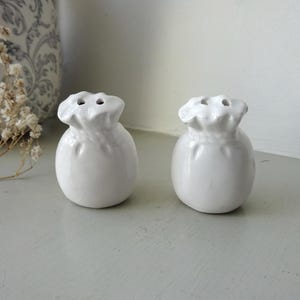 Vintage witte porseleinen peper- en zoutvaatjes in de vorm van meelzakken. Witte aardewerk kannetje, zout- en peperpotten, kitchenalia, wit decor
