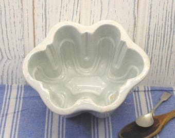 Victorian jelly mould, cathedral pattern. Antique ironstone mold. White pottery, 1.3 pint blancmange mold. Kitchenalia, bakeware cookware