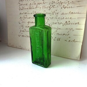 Vintage green poison bottle, 1 oz rectangular Not To Be Taken ribbed bottle. One ounce chemist, old pharmacy bottle, film prop, 30s to 40s