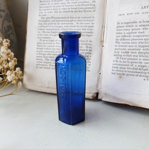 Antike sechseckige Kobalt-Giftflasche, 1 Unze, zwei Seiten gerippt. Viktorianische 1 Unze Giftflasche , Apotheke, Drogist