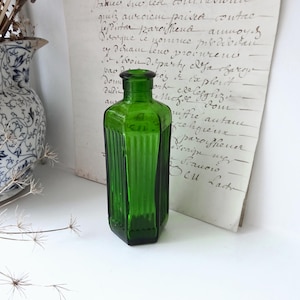 Vintage green 4oz hexagonal poison bottle, ribbed three sides, Beatson Clark bottle, chemist bottle, pharmacy bottle, film prop, mid 20th C