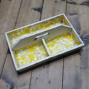 Bandeja vintage de madera con forro de papel pintado floral retro de los años 70 y pintura crema descascarillada. Ideal para guardar manualidades, verduras y costura. Estilo shabby chic.
