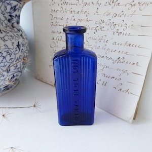Antike Kobaltglas-Giftflasche, rechteckige 2-Unzen-Not To Be Taken-Flasche. 2 oz gerippte Apothekerflasche aus der Viktorianischen oder Edwardianischen Epoche