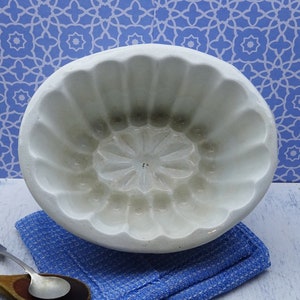 Victorian jelly mould. Large heavy oval ironstone jelly mold. Antique ceramic 2.5 pint blancmange mold. Kitchenalia, cookware, 8 inch mold