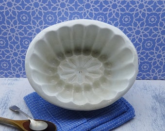 Victorian jelly mould. Large heavy oval ironstone jelly mold. Antique ceramic 2.5 pint blancmange mold. Kitchenalia, cookware, 8 inch mold