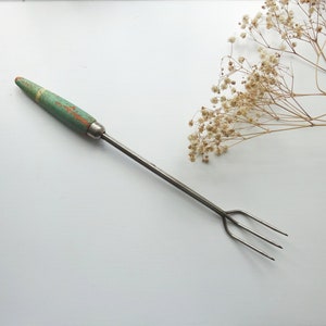 Vintage Skyline meat fork / toasting fork. Green wooden handle, kitchen utensil kitchenalia, serving utensil, three pronged long fork, 1930s