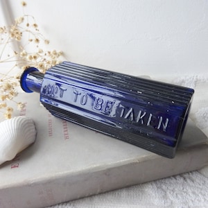 Antike sechseckige Kobalt nicht genommen zu werden Giftflasche 4 Unze, gerippte zwei Seiten. Viktorianische Giftflasche, Vintage Flasche, Flaschensammeln