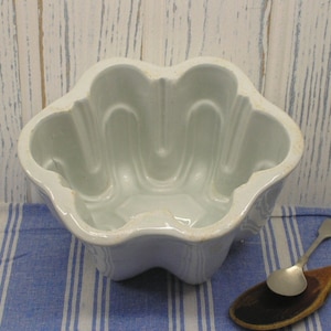 Victorian jelly mould, cathedral pattern. Antique ironstone mold. White pottery, 1.3 pint blancmange mold. Kitchenalia, bakeware cookware