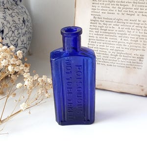 Antike seltene Kobalt-Giftflasche geprägt POIMONOUS Not To Be Taken, rechteckige gerippte 2-Unzen-Flasche, viktorianische Chemikerflasche, zwei Unzen