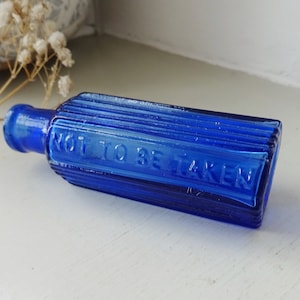 Antike sechseckige Kobalt-Giftflasche, 1 Unze, zwei Seiten gerippt. Viktorianische 1 Unze Giftflasche , Apotheke, Drogist