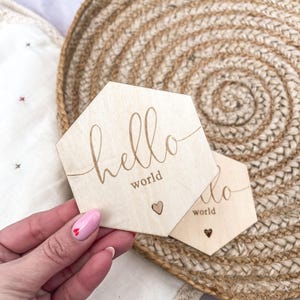 Hola mundo / Placa de madera con mensaje / Lado de la Tierra / Oh Baby / Anuncio de embarazo / Anuncio de nacimiento / Regalo de baby shower / Hexágono