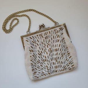 Bolso de noche vintage con cuentas en marfil, oro y peltre con ribete dorado.