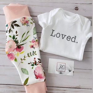 Conjunto floral para bebé: leggings, gorro y mono de algodón orgánico pants + onesie