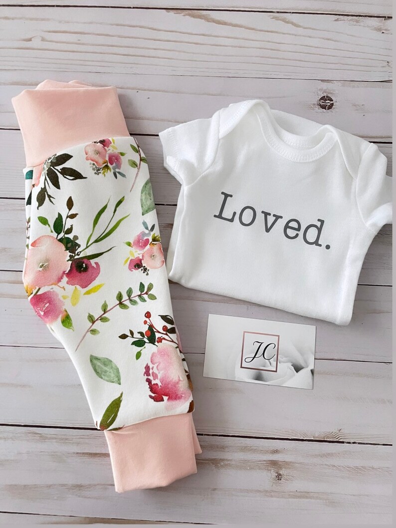 Conjunto floral para bebé: leggings, gorro y mono de algodón orgánico pants + onesie