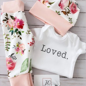 Conjunto floral para bebé: leggings, gorro y mono de algodón orgánico pants+hat+onesie