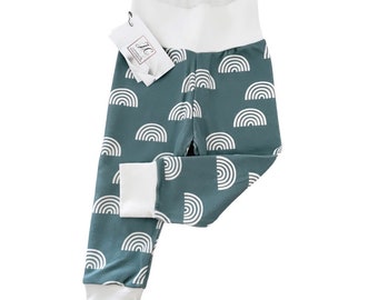 Arc-en-ciel blanc sur coton biologique bleu, leggings pour bébé, neutre en matière de genre, vêtements pour bébé, cadeau pour bébé, arcs-en-ciel bleus