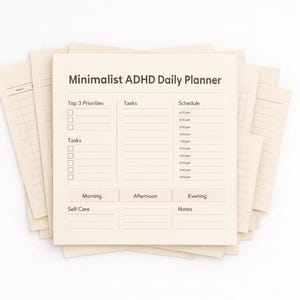 Puede incluir: Una pila de hojas de papel cuadradas de color crema con un diseño de planificador diario impreso. El encabezado dice Minimalist ADHD Daily Planner, con secciones para Top 3 Priorities, Tasks, Schedule, Morning, Afternoon, Evening, Self-Care y Notes.