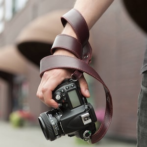 Engraved camera strap, leather cross body strap, shoulder belt for camera, personalize gift for photographer, leather camera strap for women Marsala