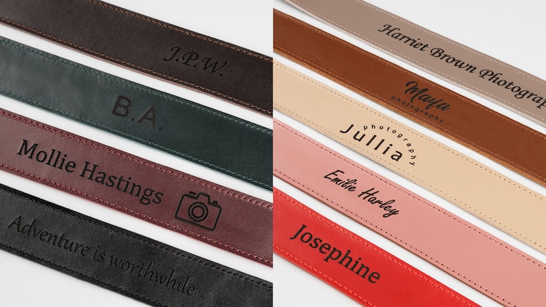 Peut inclure: Diverses lani&egrave;res de cam&eacute;ra en cuir personnalis&eacute;es, de couleurs vari&eacute;es, notamment marron, vert et bordeaux. Chaque lani&egrave;re pr&eacute;sente un texte personnalis&eacute; ou une ic&ocirc;ne d'appareil photo, avec des noms et des phrases.
