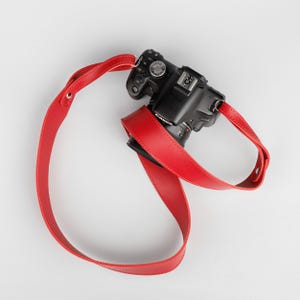 Peut inclure: Un ensemble de trois tasses en c&eacute;ramique avec une finition mate et mouchet&eacute;e. Les tasses sont de couleur cr&egrave;me, gris clair et gris fonc&eacute;. Chaque tasse a un design simple et minimaliste et une anse arrondie. Les tasses sont empil&eacute;es.