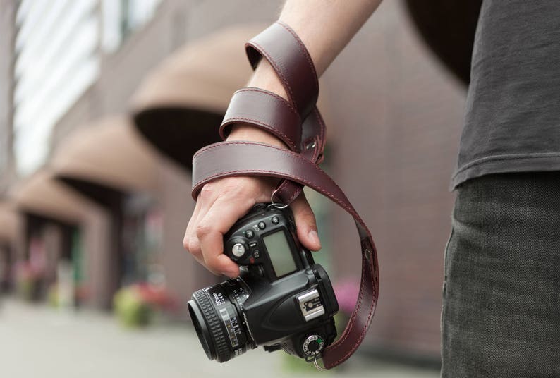 Engraved camera strap, leather cross body strap, shoulder belt for camera, personalize gift for photographer, leather camera strap for women Marsala