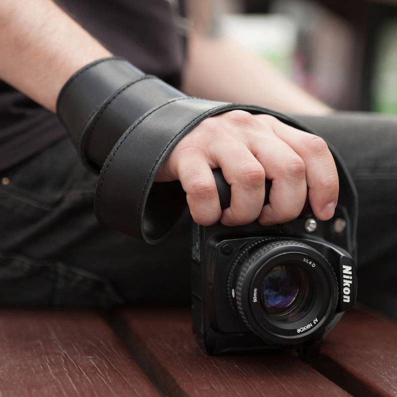 Personalized leather camera strap, custom camera strap for digital camera Canon Nikon Sony, quickrelease dslr strap, gift for a photographer Black