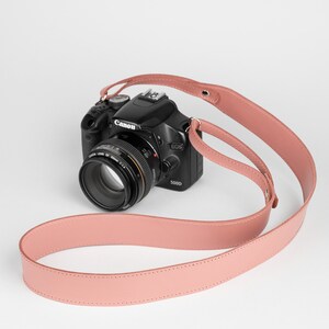 Engraved camera strap, leather cross body strap, shoulder belt for camera, personalize gift for photographer, leather camera strap for women Pink