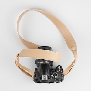 Personalized leather camera strap, custom camera strap for digital camera Canon Nikon Sony, quickrelease dslr strap, gift for a photographer Beige
