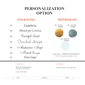 Peut inclure: Image pr&eacute;sentant des options de personnalisation, notamment des polices de gravure comme Cambria et Monotype Corsiva, et des options de monogramme avec des tampons or et argent. Le texte d&eacute;taille les limites de la police et des caract&egrave;res.