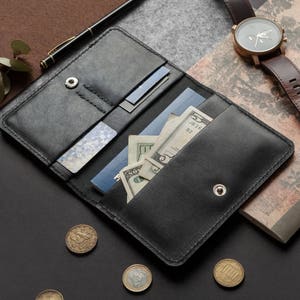 Personalisierte Leder Passhülle und Kartenhalter, handgefertigte Reisebrieftasche mit Namen, Unisex Passport Cover, Geschenk für Reisende