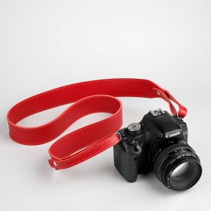 Engraved camera strap, leather cross body strap, shoulder belt for camera, personalize gift for photographer, leather camera strap for women Red