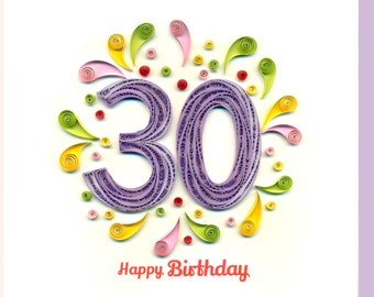 Puede incluir: Un número "30" de papel morado rodeado de remolinos de papel de colores y el texto "Feliz cumpleaños".