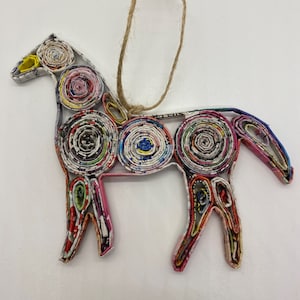 Adorno de caballo, arte ecológico, papel hecho con filigrana, reciclado, decoración navideña, decoración hecha a mano con materiales reciclados, arte mural, tarjeta hecha con filigrana, adorno hecho con filigrana