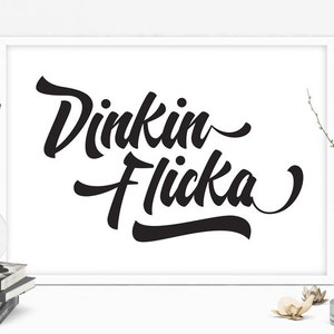 Puede incluir: Una impresión enmarcada en blanco con caligrafía negra que dice "Dinkin Flicka".